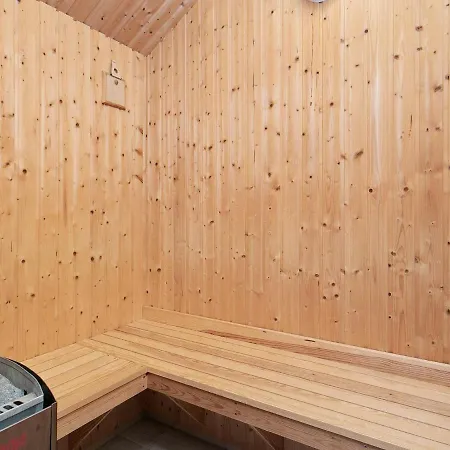 Five-bedroom In Holiday home *